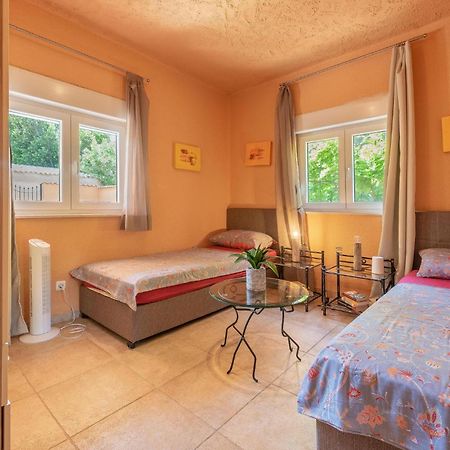 Cozy Home In Vrsi With Wifi Extérieur photo