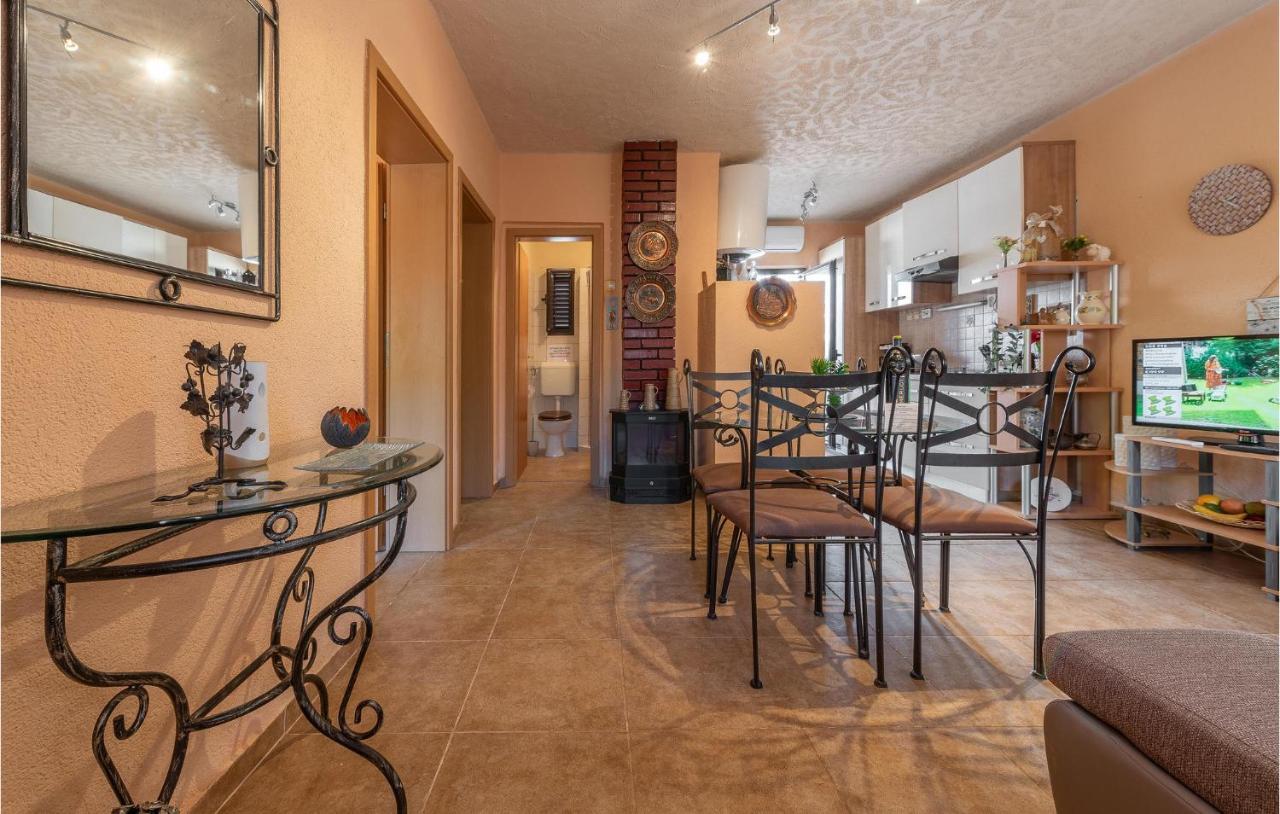 Cozy Home In Vrsi With Wifi Extérieur photo