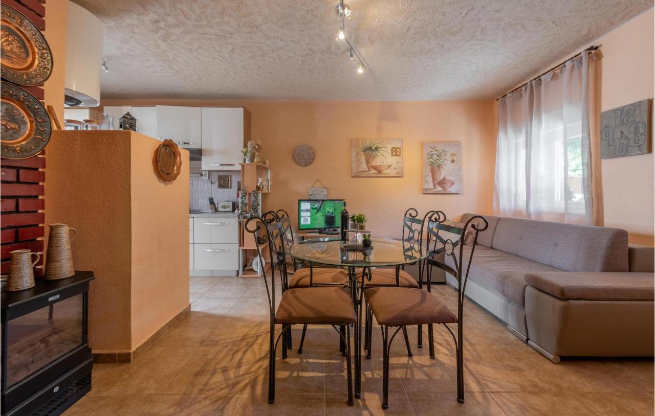 Cozy Home In Vrsi With Wifi Extérieur photo